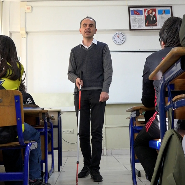 Engelleri bir bir aşıp, öğretmen oldu