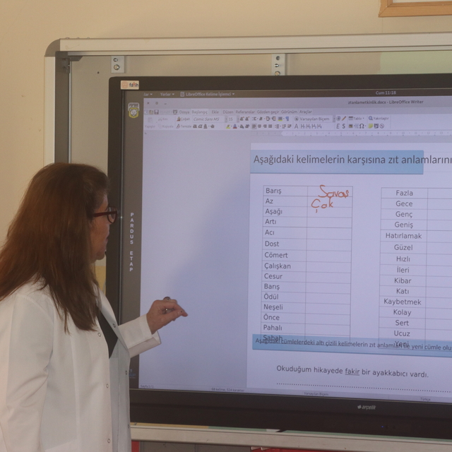 Meslek aşığı 46 yıllık öğretmen göreve başladığı okuldan emekli olacak