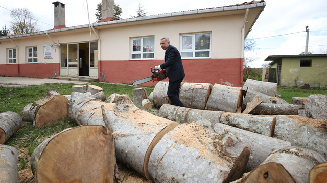 "Muharrem öğretmen" köy okulundaki sobaları yakıp öğrencilerini ıhlamurla karşılıyor