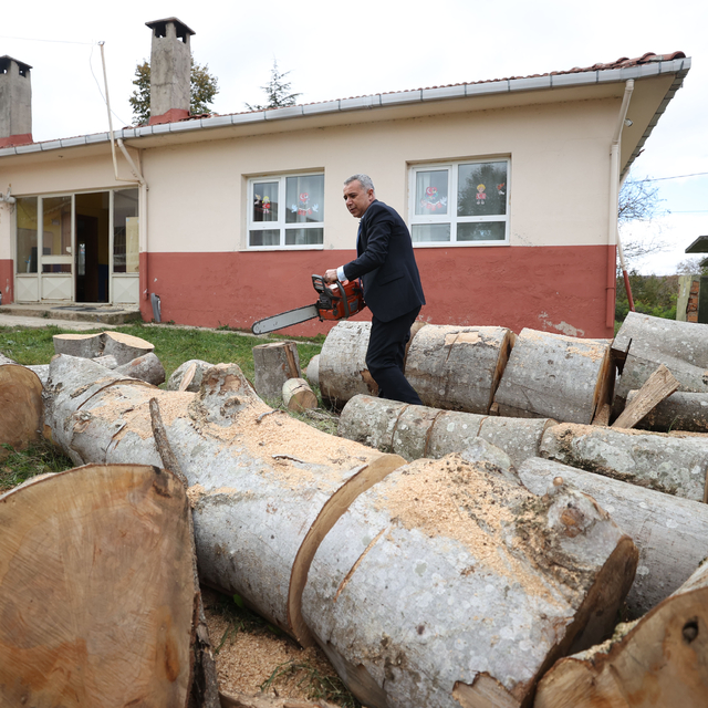 "Muharrem öğretmen" köy okulundaki sobaları yakıp öğrencilerini ıhlamurla k...