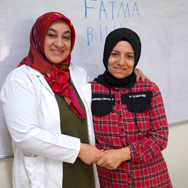 Aslı öğretmen işitme engellilere işaret dilini öğretiyor