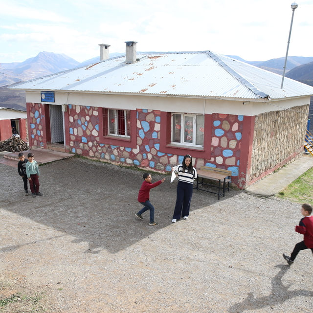 Buse Öğretmen, Herekol Dağı eteklerindeki okulda çocukları geleceğe hazırlı...