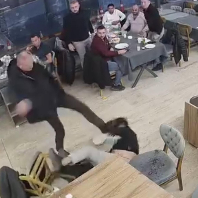 CHP'li belediye meclis üyesi, gazeteciyi darbetti; o anlar kamerada