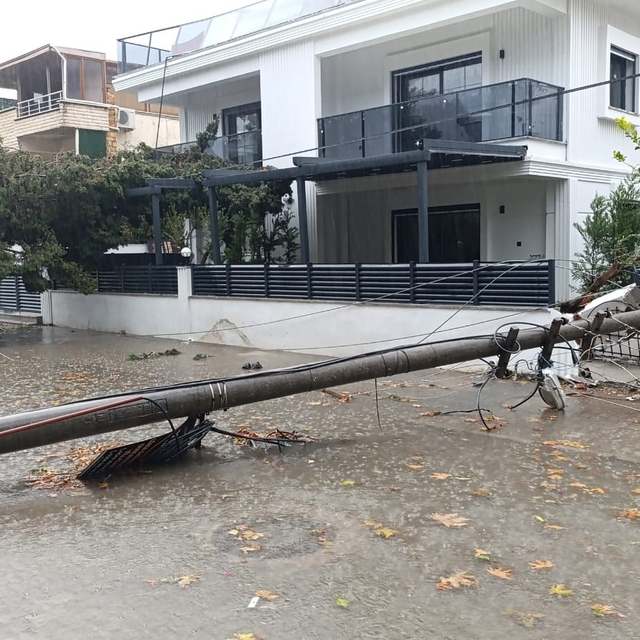 Edremit Körfezi'nde sağanak ve lodos su baskınlarına yol açtı