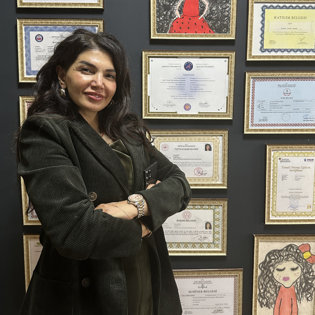 Antalya'da bir öğretmen hazırladığı kitabın gelirini depremzede çocuklar iç...