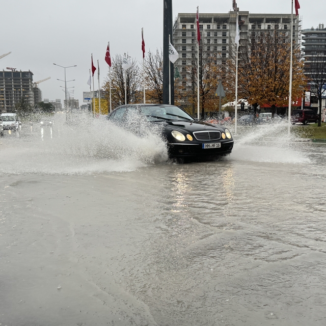 Bursa'da lodosun ardından şiddetli yağış etkili oluyor