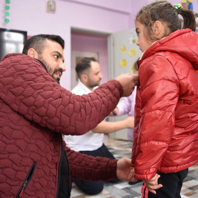 MAÜ öğrencileri 65 öğrenciye bot ve mont yardımında bulundu