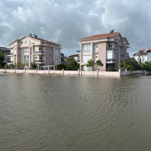 Antalya'da hortum ve kuvvetli sağanak seralara zarar verdi