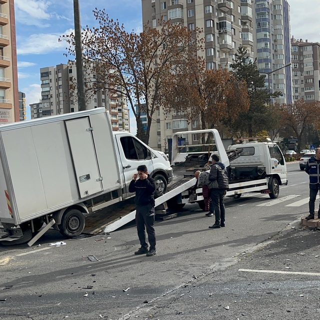 Kayseri'de otomobil ile kamyonet çarpıştı; 6 yaralı