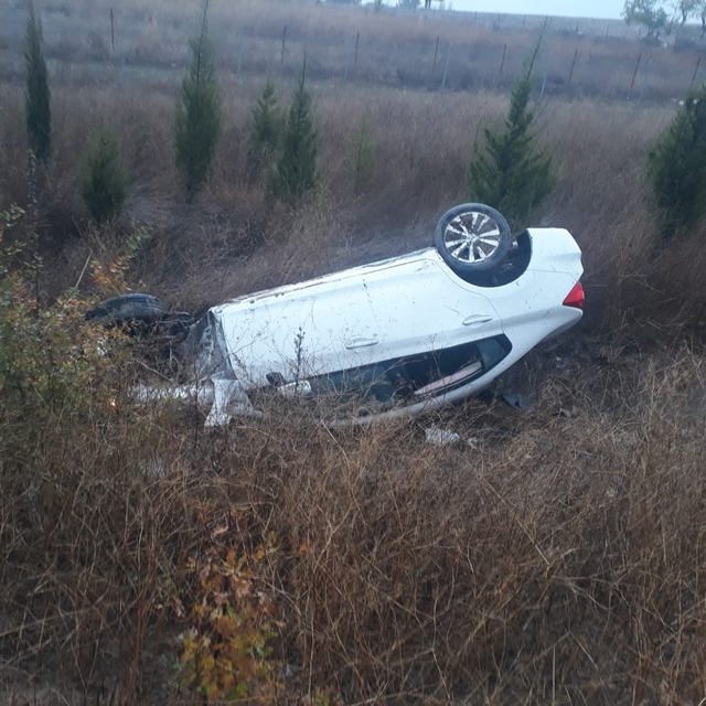 Balıkesir'de otoyolda su kanalına devrilen araçtaki 3 kişi yaralandı