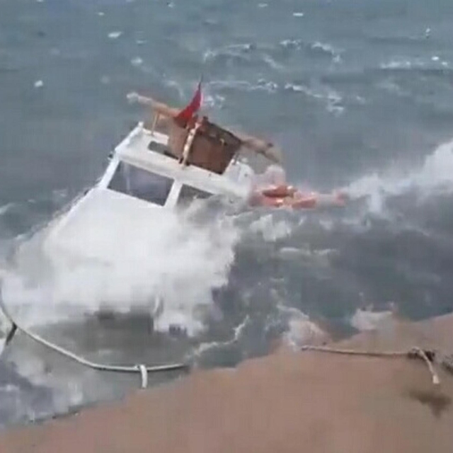 Balıkesir'de lodos; tekneler battı