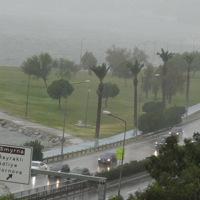 İzmir'de sağanak etkili oldu
