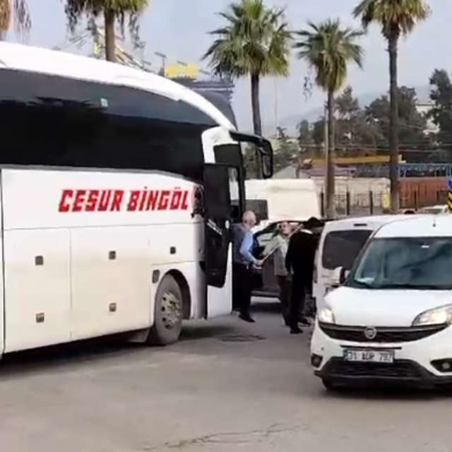 Otobüs şoförü ile otomobil sürücüsünün yol kavgası kamerada