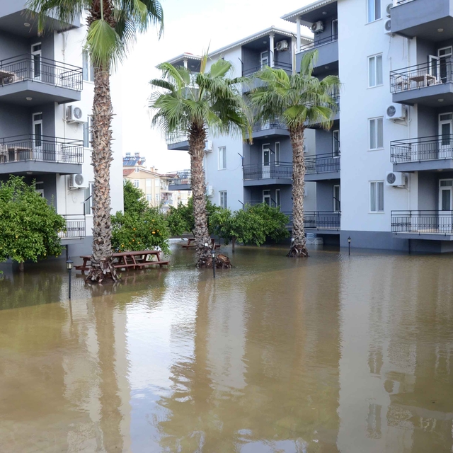 Antalya'da su basan alanlarda temizlik ve tahliye çalışması