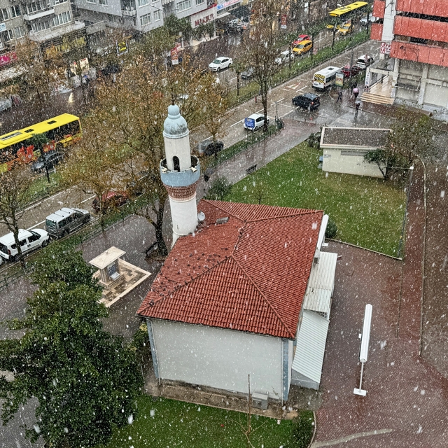 Bursa kent merkezinde mevsimin ilk karı etkili oluyor