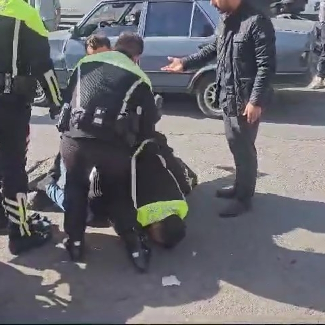 Ceza yazılan ehliyetsiz sürücü, polise mukavemette bulununca gözaltına alın...