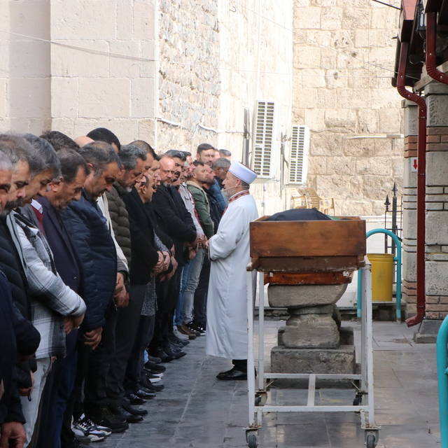 Niğde'de bir evde ölü bulunan 2 kişinin cenazesi defnedildi