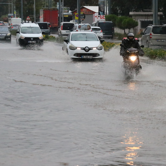İzmir'de sağanak ve kuvvetli rüzgar yaşamı olumsuz etkiliyor