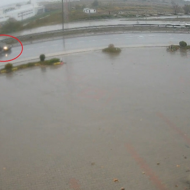 Kaza yapan otomobile polis otosu çarptı