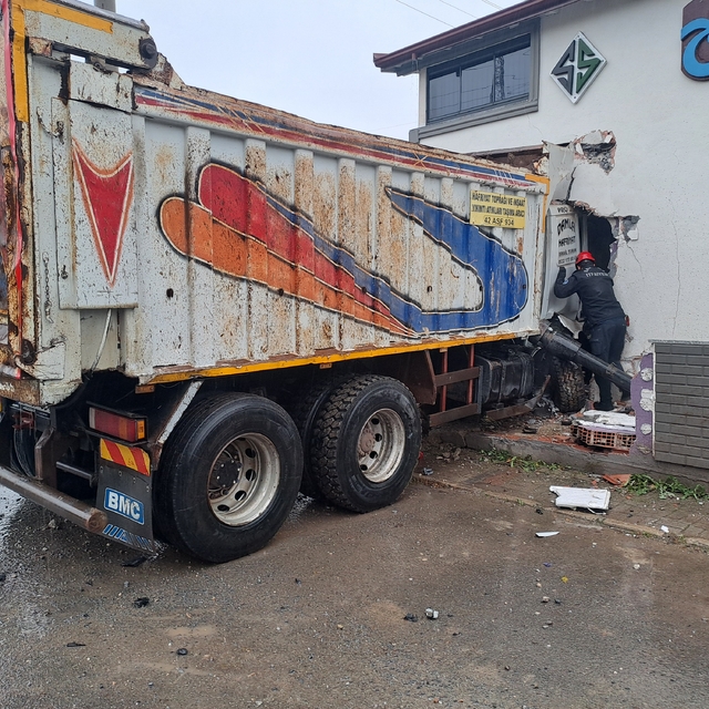 Sakarya'da fren arızası nedeniyle eve giren kamyonun sürücüsü yaralandı