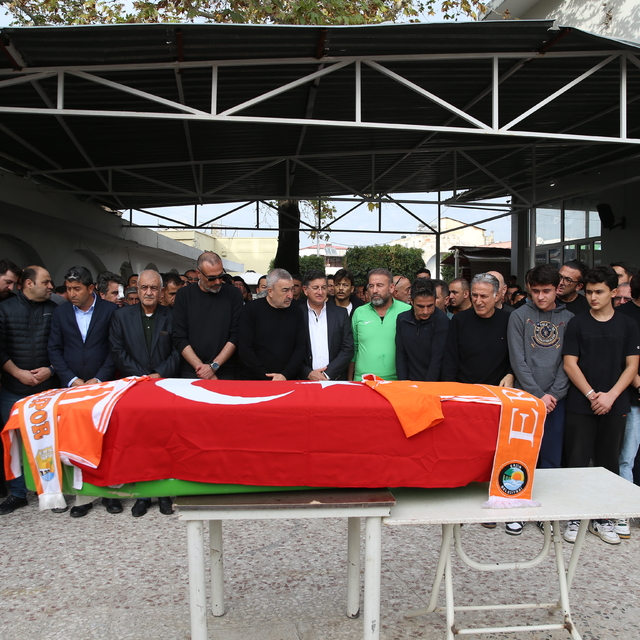 Silahlı saldırıda ölen teknik direktör Ersin Aka'nın cenazesi Hatay'da defn...