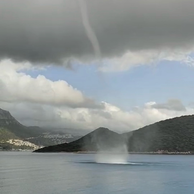 GÜNCELLEME - Antalya'da hortum ve kuvvetli sağanak seralara zarar verdi