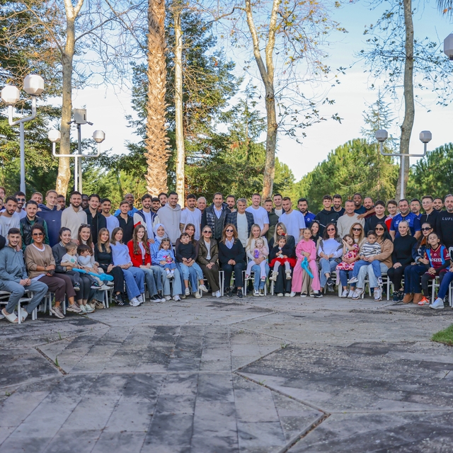 Trabzonspor yönetimi, teknik heyet, oyuncular ve aileleriyle yemekte bir ar...