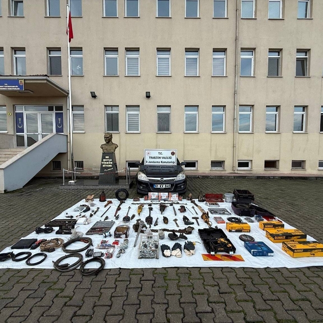 Trabzon'da iş yerinden hırsızlık yapan 3 zanlı yakalandı