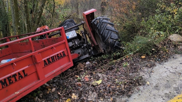 Sakarya'da devrilen traktördeki bir kişi öldü, 3 kişi yaralandı