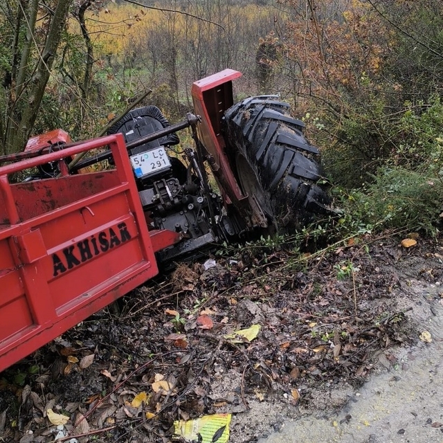 Sakarya'da devrilen traktördeki bir kişi öldü, 3 kişi yaralandı