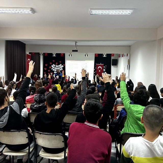 Belen'de polis ekipleri öğrencilere siber güvenlik eğitimi verdi