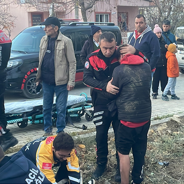 Kazada yaralanan kız arkadaşına müdahale edilirken polise sarılıp ağladı