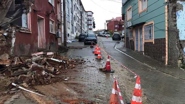 Çanakkale'de kullanılmayan iki katlı bina çöktü