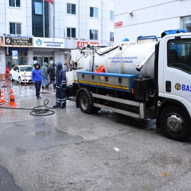 Balıkesir'de sağanak nedeniyle 502 ihbara müdahale edildi