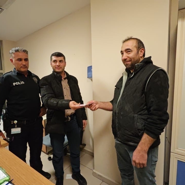 Bursa'da ATM'de unutulan 5 bin lira sahibine teslim edildi