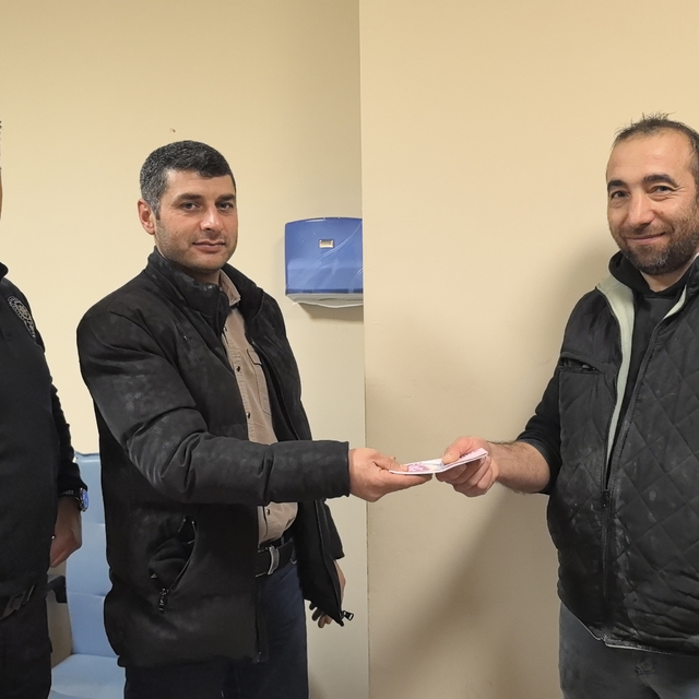 ATM'de bulduğu parayı polise teslim etti