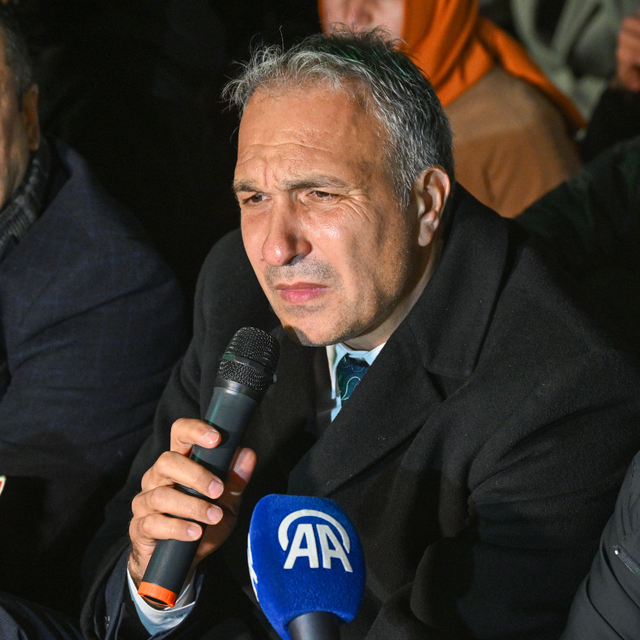 CHP Genel Başkan Yardımcısı Özçağdaş, MEB önündeki oturma eylemine katıldı