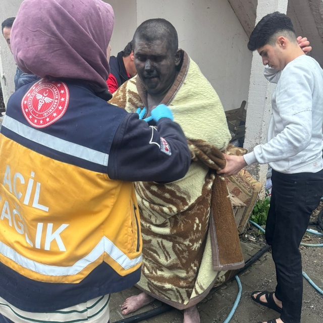 Sakarya'da evde çıkan yangında dumandan etkilenen engelli kişi hastaneye ka...