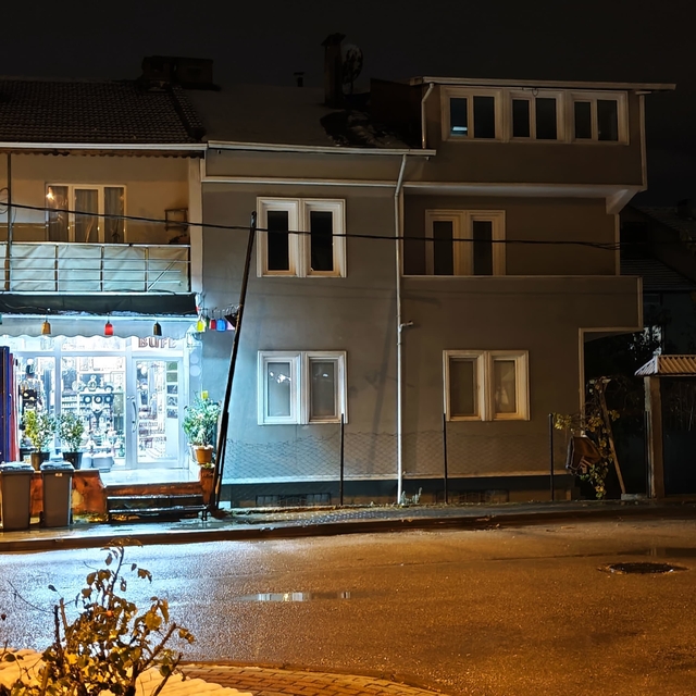 Bursa'da iki katlı binanın çatısından düşen kişi hayatını kaybetti