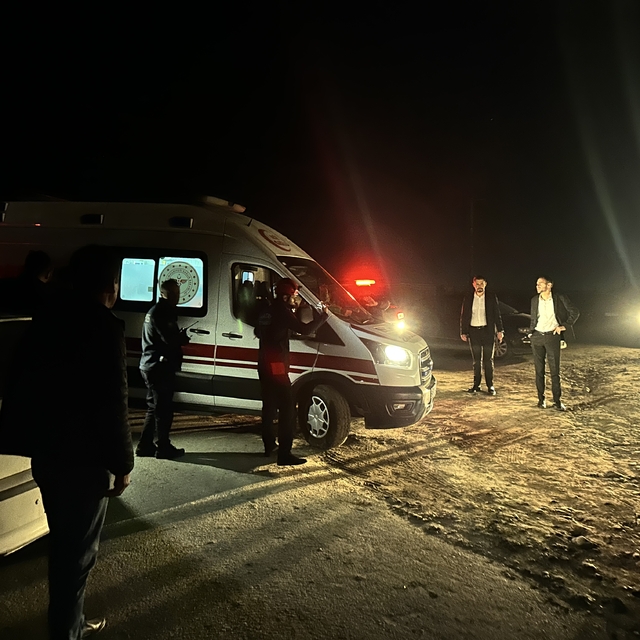 Hatay'da yük treninin çarptığı kişi yaralandı