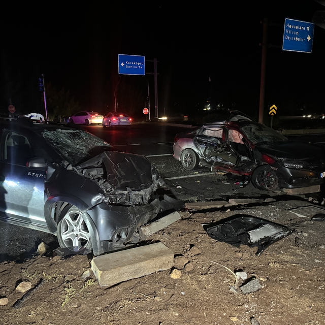 Şanlıurfa'da iki otomobilin çarpıştığı kazada 1 kişi öldü, 6 kişi yaralandı