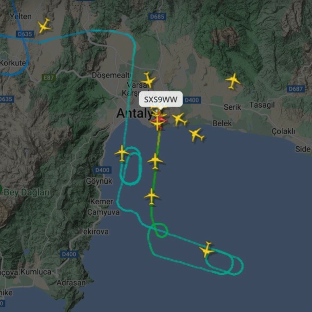 Antalya'da fırtına; havada tur atan uçaklar havalimanına inemedi