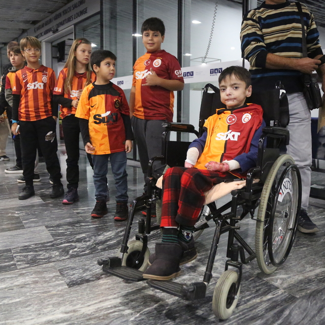 Muğla'da kelebek hastası çocuk, Galatasaraylı futbolcularla buluştu