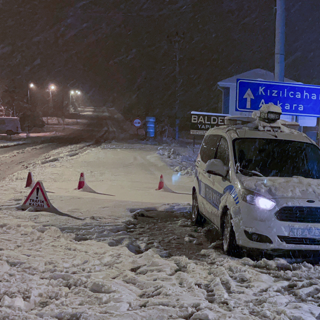 Çankırı'da kar yağışı nedeniyle yaylada mahsur kalan 4 kişi ekiplerce kurta...