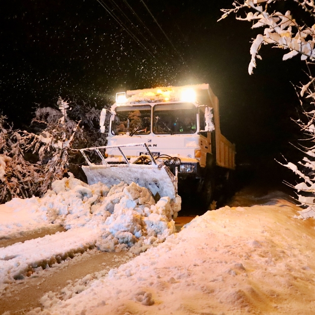Sakarya'da ekipler kar yağışının etkili olduğu yüksek kesimlerde çalışma yü...