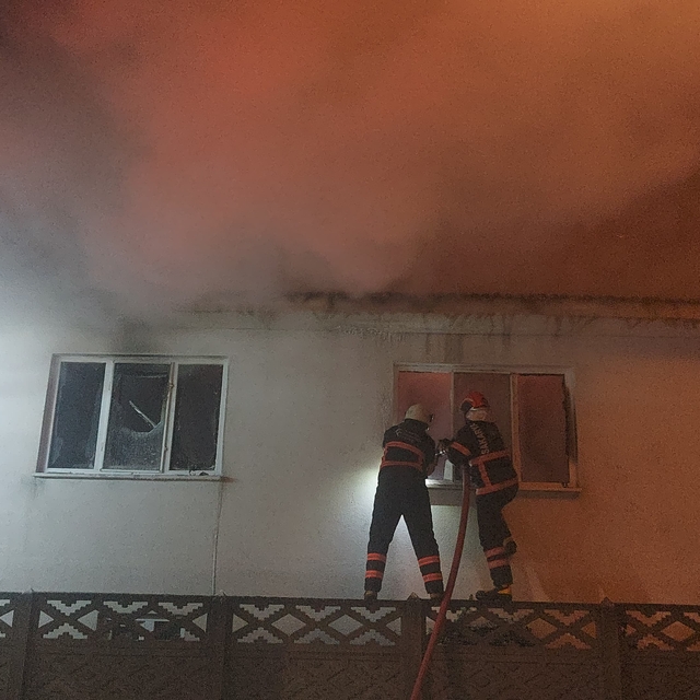 Sakarya'da yangın çıkan tek katlı ev kullanılamaz hale geldi