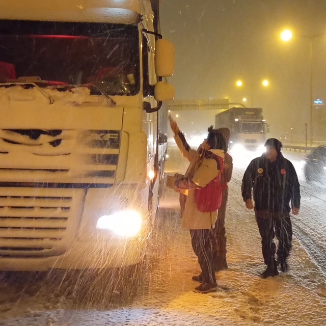 Kardan dolayı kapanan Anadolu Otoyolu'nun İstanbul yönü yeniden ulaşıma açı...