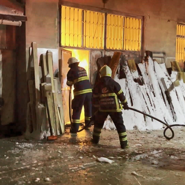Eskişehir'de, mobilya atölyesinde çıkan yangın söndürdü