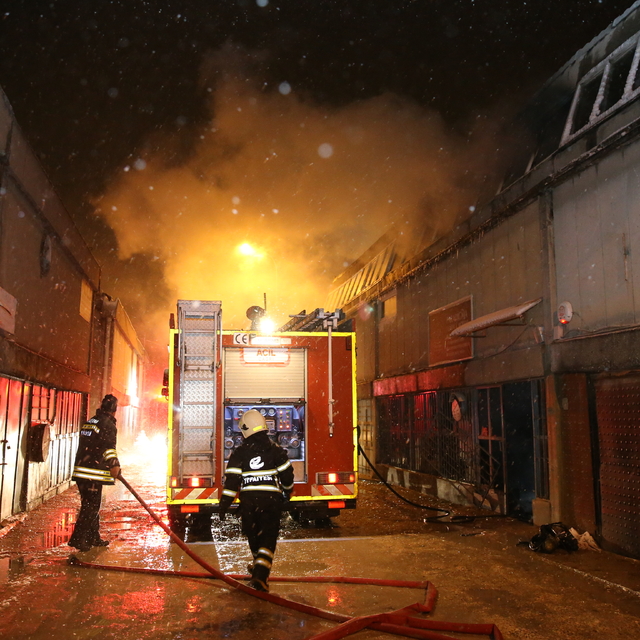 Eskişehir'de mobilya atölyesinde çıkan yangın hasara neden oldu