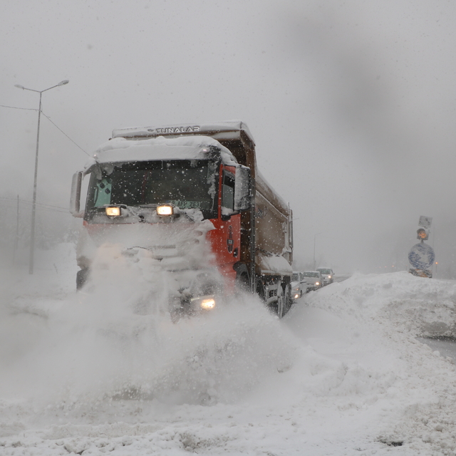 Bolu Dağı'nda yoğun kar ulaşımı aksattı
